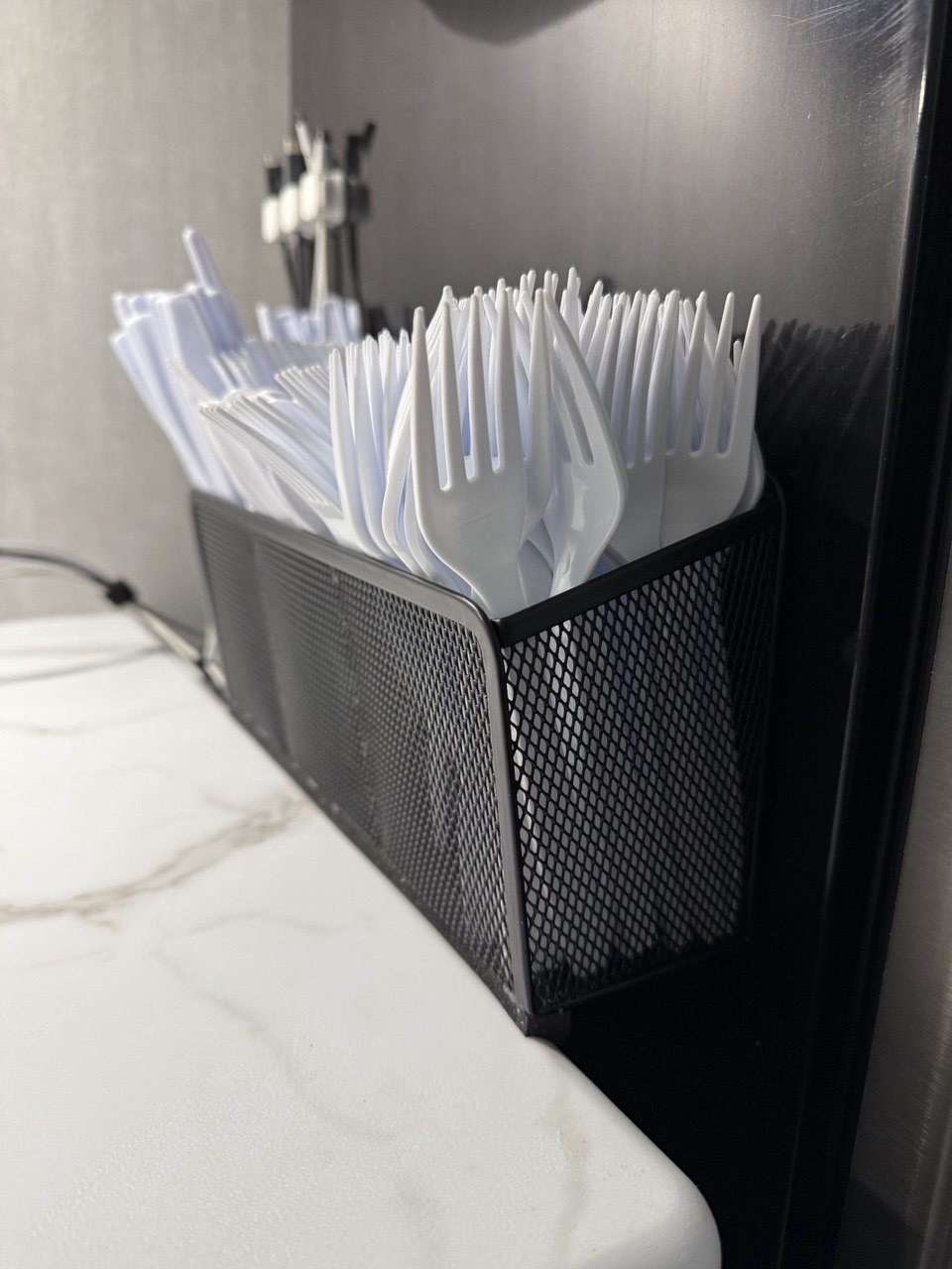 Magnetic silverware organizer with utensils